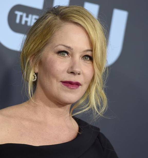 Watch “Christina Applegate Reveals ‘Fancy’ Cane Options for First Event Since MS Diagnosis | PEOPLE” on&nbsp;YouTube